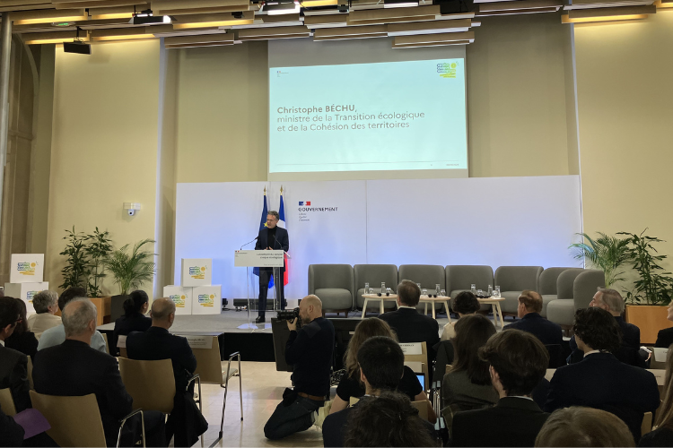 Christophe Béchu introduit l'événement de lancement du service civique écologique, le 8 avril au ministère de la Transition écologique. Crédits : Carenews.