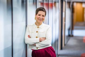 Elise Ginioux, membre du Comité exécutif de Generali France, en charge du marketing, de la communication et de la durabilité et présidente de The Human Safety Net (THSN) France. Crédit photo : Hervé Thouroude.