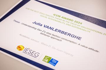 Julia VANLERBERGHE remporte le Prix ICOR du meilleur mémoire étudiant pour son mémoire sur Le dilemme de la mode durable - Crédit photo : DR.