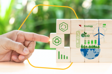 Main poussant un cube pour compléter une structure représentant l'économie circulaire (logos)